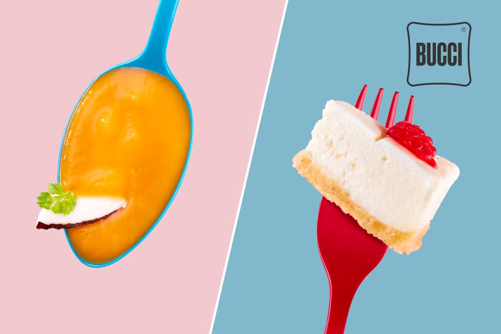 Zwei Fotos: Links ein blauer Löffel mit Kokusnuss-Möhren-Suppe vor hellrosa Hintergund. Rechts eine rote Gabel mit Mini-Käsekuchenstück und Teil einer Himbeere vor hellblauem Hintergrund. Durch eine weiße Diagonale getrennt.