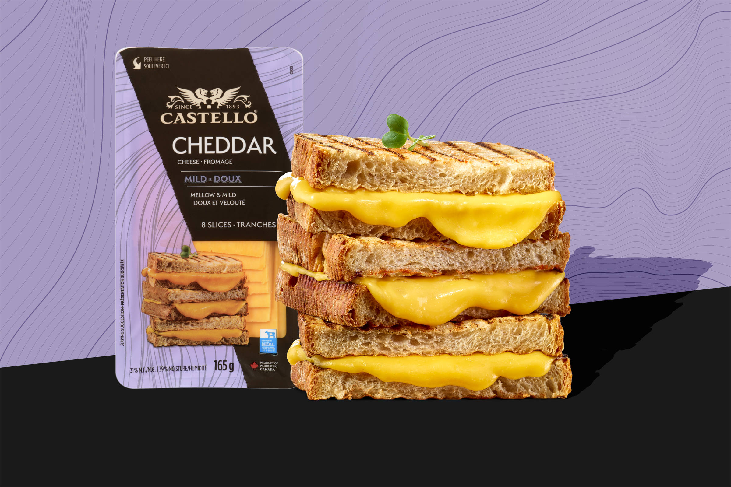 Castello Cheddar: Drei gegrillte/ getoastete Toastscheiben jeweils halbiert und mit schmelzendem Käse in der Mitte/ belegt. Auf schwarzem Grund mit Schattenwurf, im Hintergund eine lila Fläche mit schwarzen Linien, als Motiv aufgenommen von der Cheddar-Verpackung, die neben den Toast abgebildet ist.