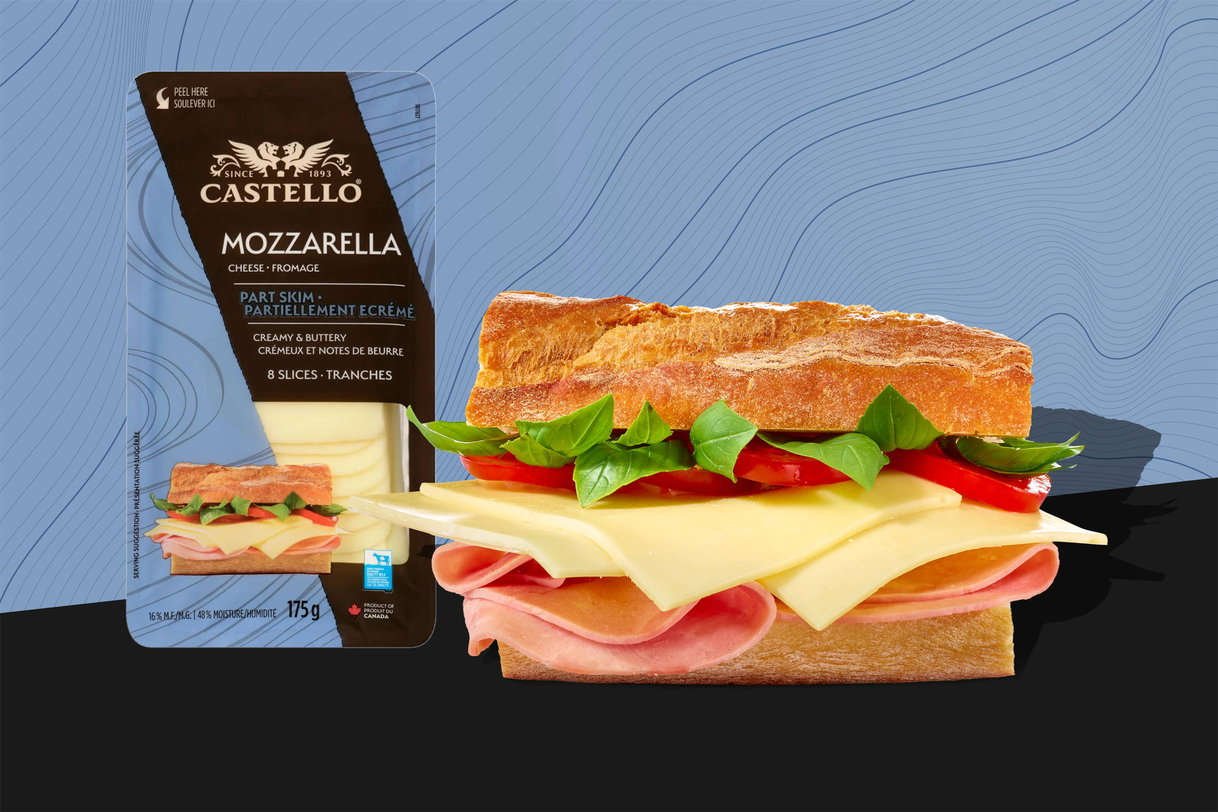Castello Mozzarella: Ein Baguette mit Mozzarellekäse, Schinken, Tomatenscheiben und Basilikumblättern belegt. Auf schwarzem Grund mit Schattenwurf, im Hintergund eine hellblaue Fläche mit schwarzen Linien, als Motiv von der Verpackung aufgenommen, die neben den Brot abgebildet ist.