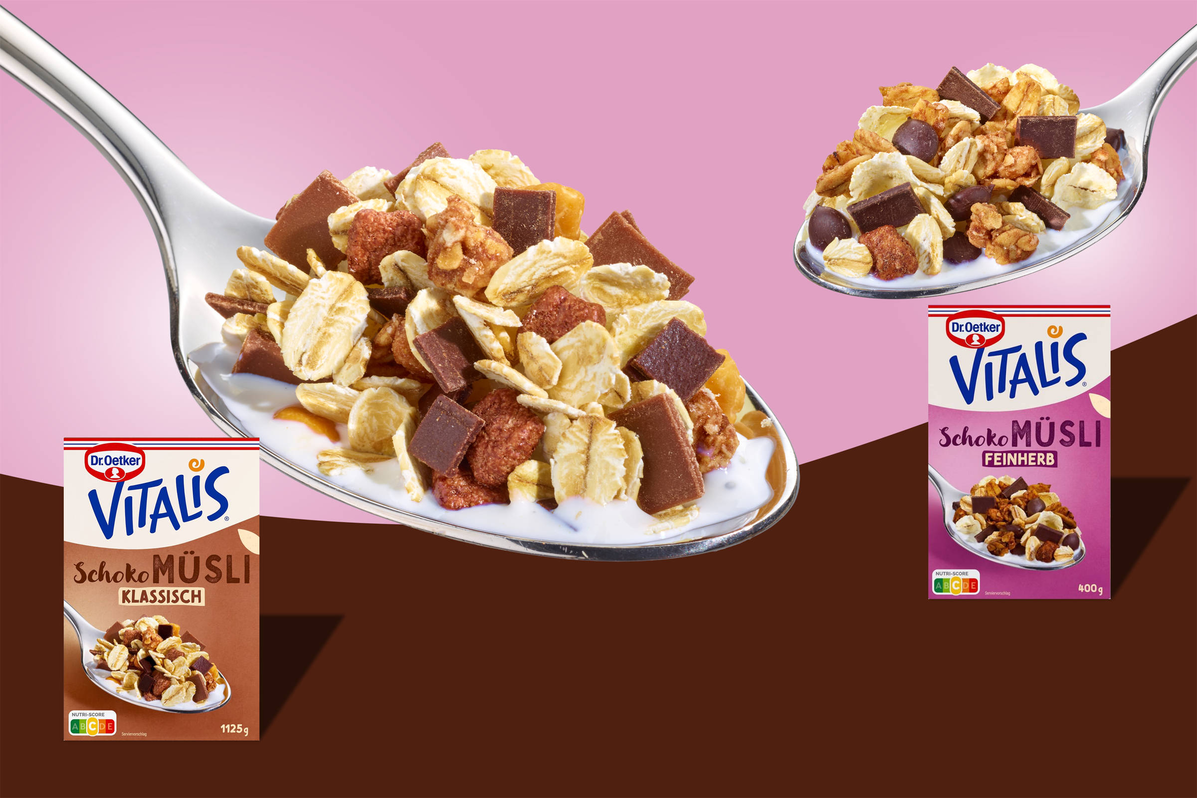 Vitalis Schoko Müsli Klassisch und Schoko Müsli Feinherb. Zwei Löffel mit Müsli und Milch vor einem Hintergrund, oben rosa, unten braun. Dazu die Verpackungen.