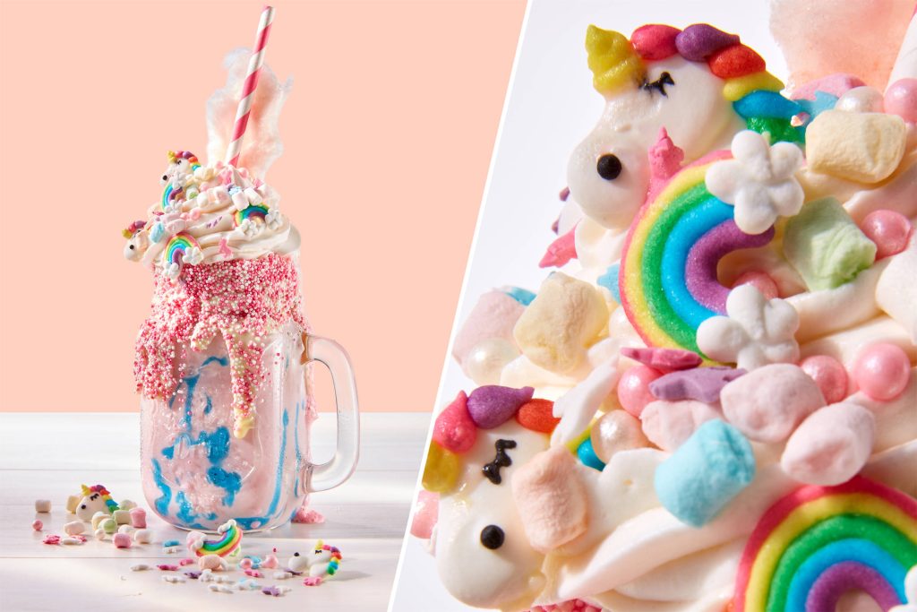 Shake mit viel Zuckerverzierung, Regenbogen und Einhörnern. Daneben eine Nahaufnahme vom Shake.