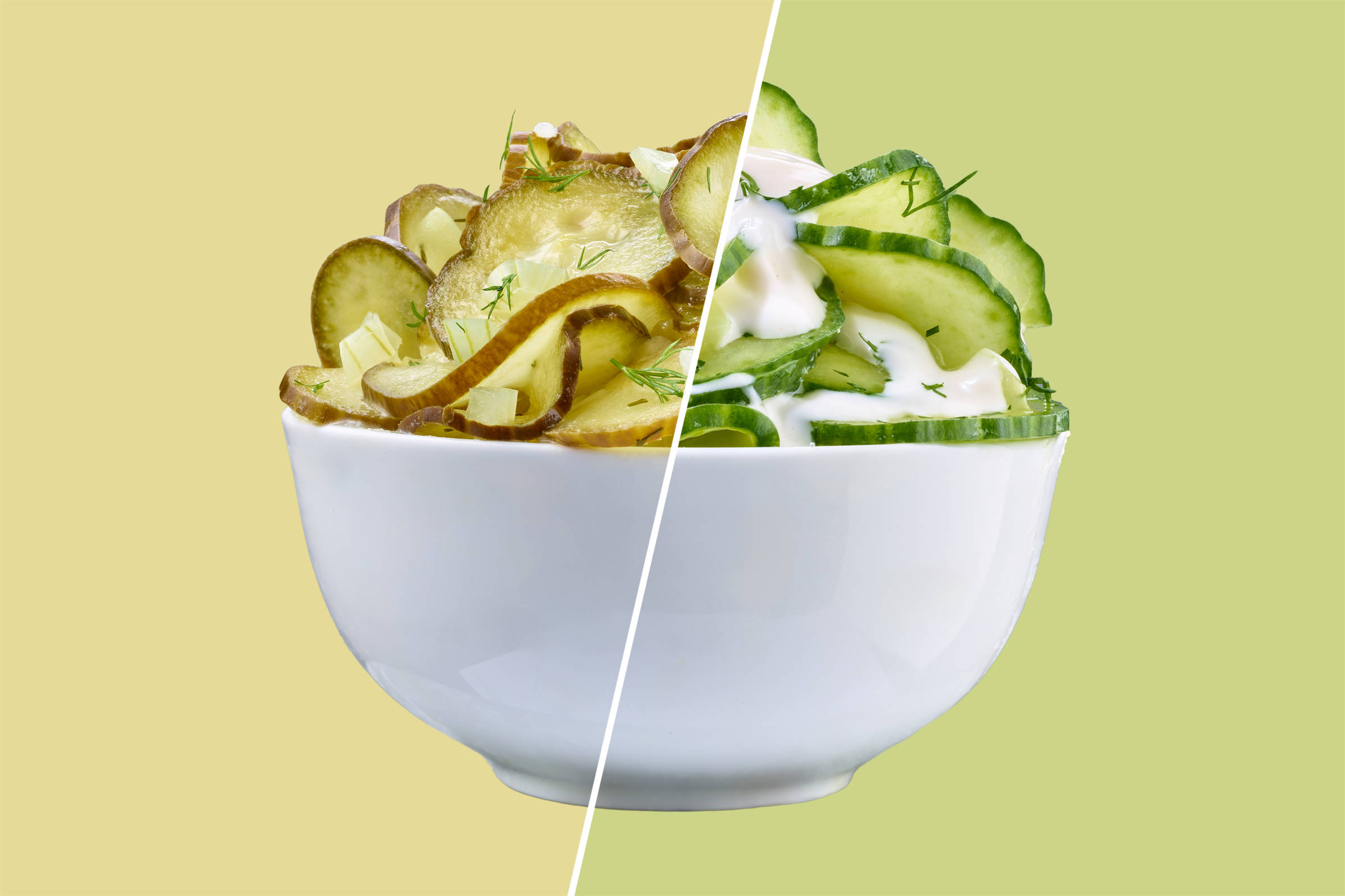 Zweierlei Gurkensalat in einer Schüssel durch eine weiße Diagonale getrennt: links Gewürzgurkenscheiben in weißer Schale vor gelbgrünem Hintergund, rechts Salatgurkenscheiben mit Sahnesoße in einer Schale vor grünem Hintergrund.