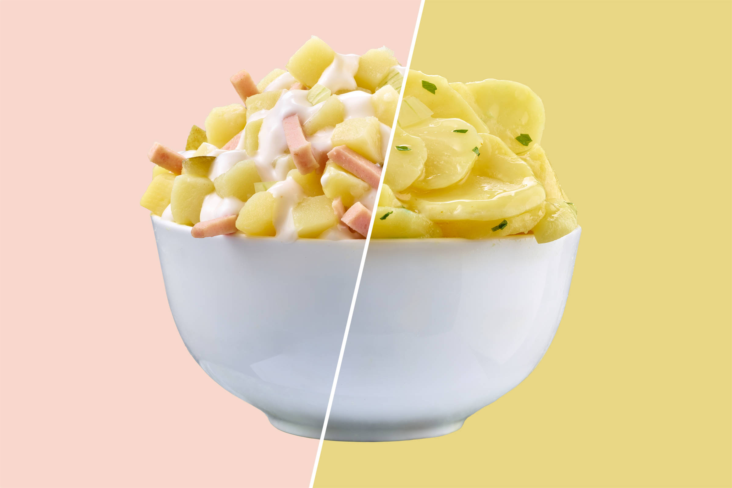 Zweierlei Gurkensalat in einer Schüssel durch eine weiße Diagonale getrennt: links Kartoffel, Fleischwurst, Gürkchen und helle Soße in weißer Schale vor hellrosa Hintergund, rechts Kartoffelsalat mit Essigsoße in einer Schale vor gelbem Hintergrund.