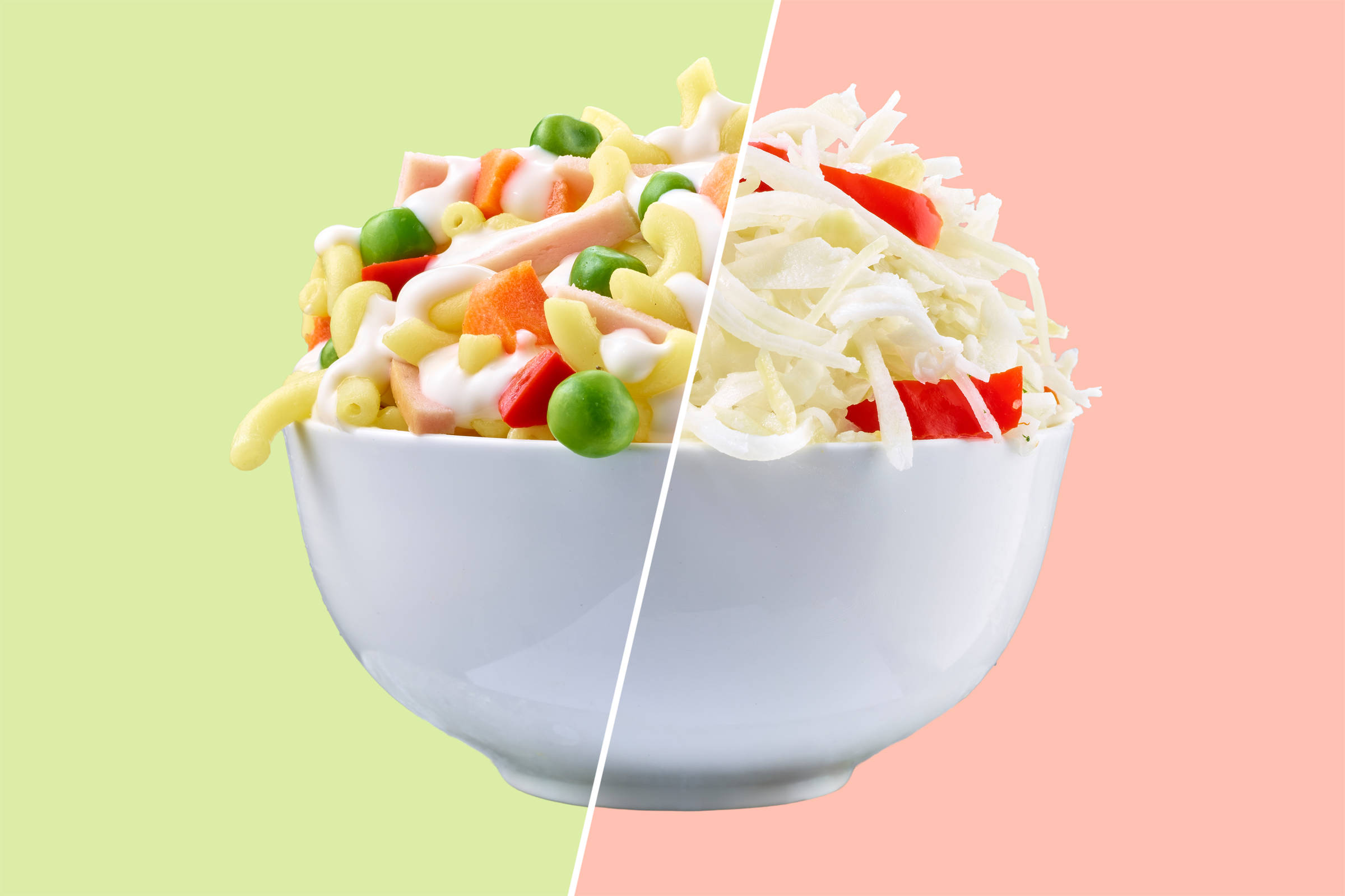 Zweierlei Salat in einer Schüssel durch eine weiße Diagonale getrennt: links Pastasalat mit Erbsen, Möhren, Paprika mit weißer Soße in einer Schale vor hellgrünem Hintergund, rechts Krautsalat mit Paprika in einer Schale vor rosa Hintergrund.