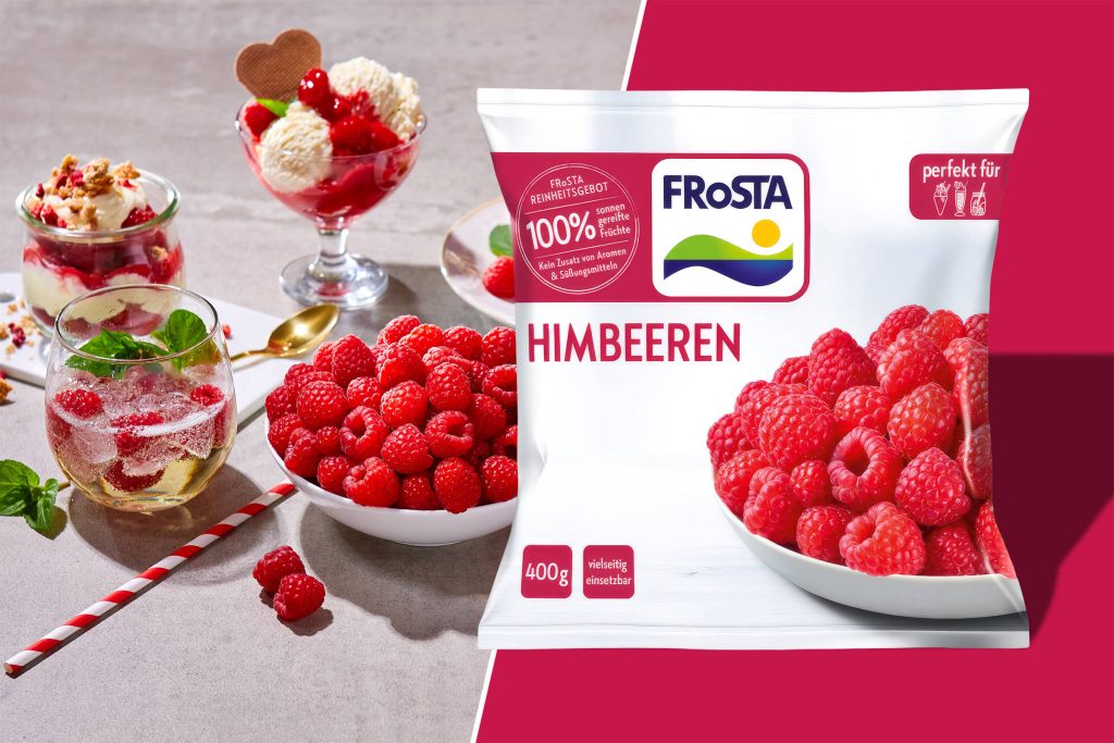 Frosta Verpackung Himbeeren und ein Bild mit Teller mit frischen Himbeeren, Glas mit Kaltgetränk, Eisbecher und Glas mit geschichtetem Eis vor zweifarbigem, grafischen Hintergrund.