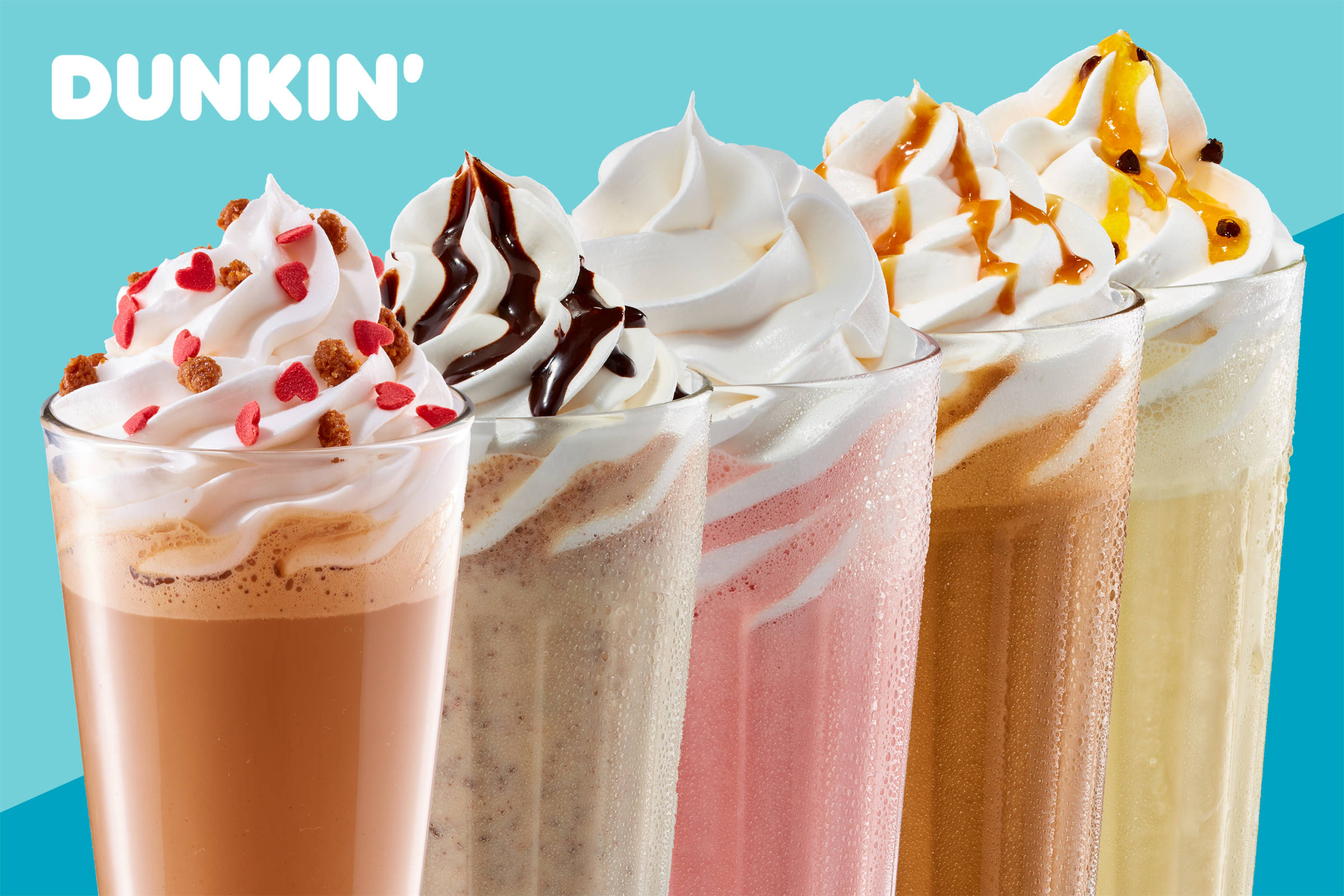 5 DUNKIN' Shakes nebeneinander mit Sahnehaube und Strohhalm auf hell- und dunkeltürkisem Hintergrund.