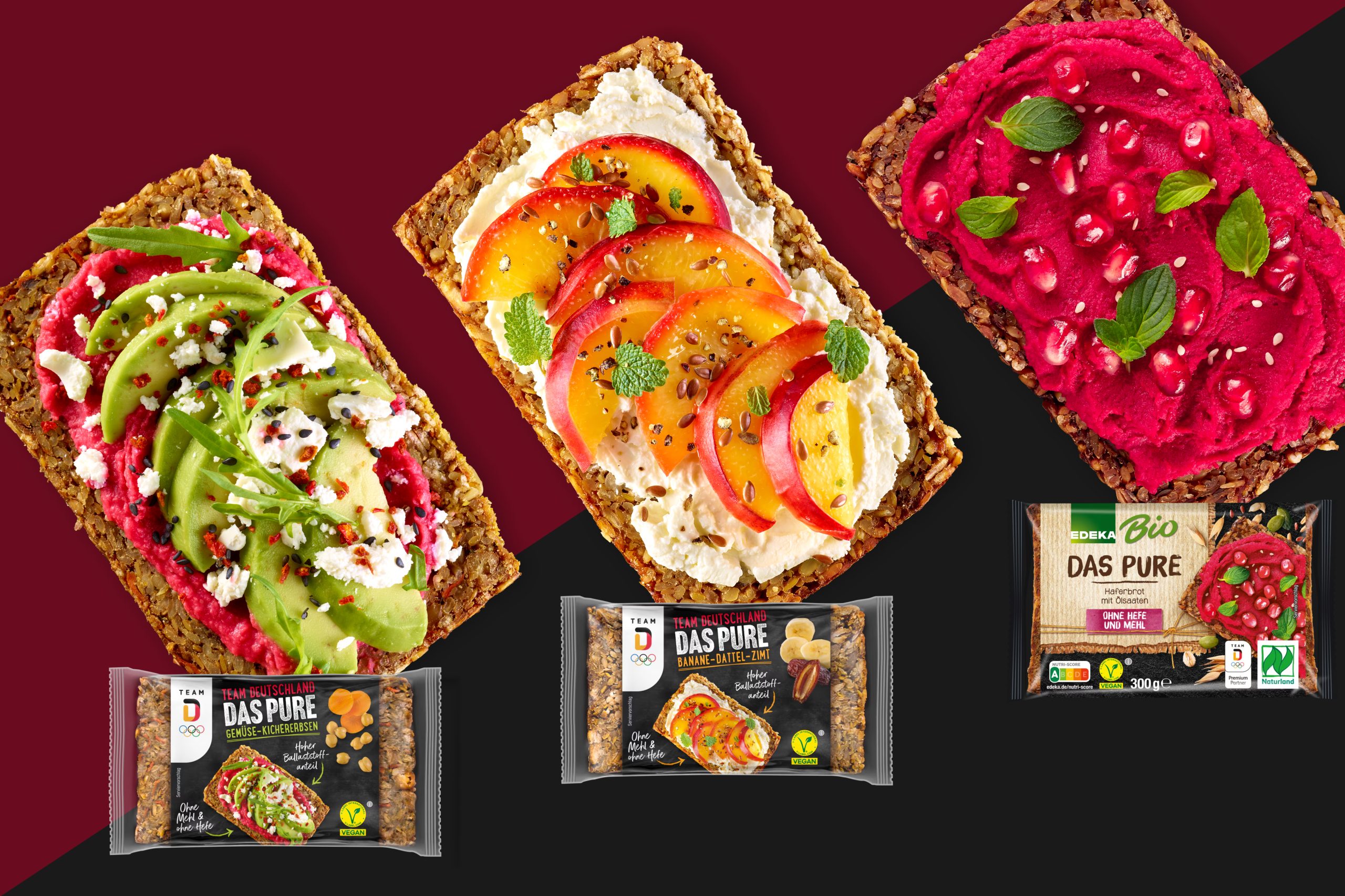 Team Deutschland. 3 Brote nebeneinander mit Belag: links Das Pure Gemüse-Kichererbsen mit rote Beete Creme, Avocadoscheiben, Rukola und Feta, mittig Das Pure Banane-Dattel-Zimt mit Frischkäse und Nektarinenscheiben, darauf Minze und Leinsamen, rechts Edeka Bio, Das Pure Haferbrot mit Ölsaaten, darauf Rote Beete-Merrettich Aufstrich, Granatapfelkerne und Minzblätter. Brote von oben fotografiert, dazu jeweils die Verpackung.