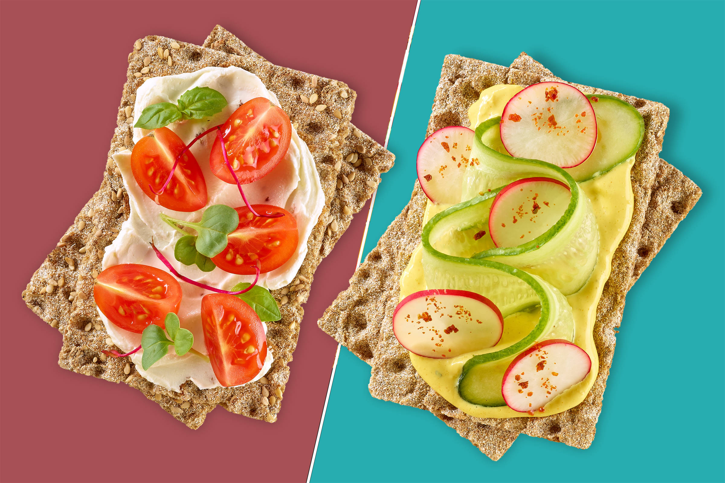 Zwei Bilder von Knäckebroten von oben fotografiert: links 2 Knäcke leicht versetzt übereinander gelegt mit Frischkäse, Kirschtomaten und Salatblättern auf rotbräunlichem Untergrund, rechts 2 Knäcke leicht versetzt übereinander gelegt mit gelbem Belag/ Aufstrich, der mit Gurken- und Radieschenscheiben belegt ist, auf türkisem Untergrund. Die Brote sind durch eine weiße Diagonale voneinander getrennt.