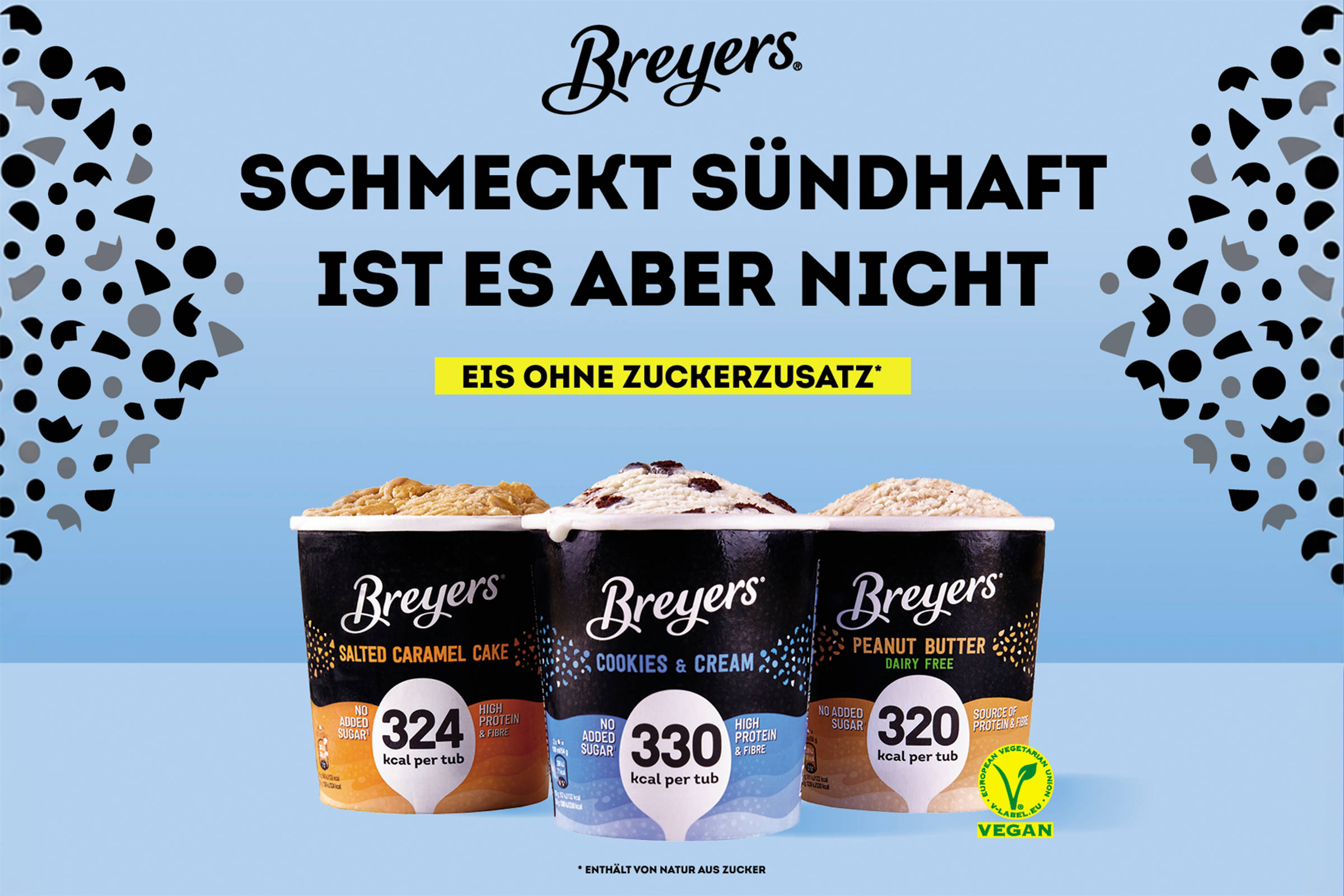 Drei offene Behälter mit Breyers veganer Eiscreme stehen nebeneinander auf hellblauem Untergrund. Der Schriftzug lautet: Schmeckt sündhaft ist es aber nicht.