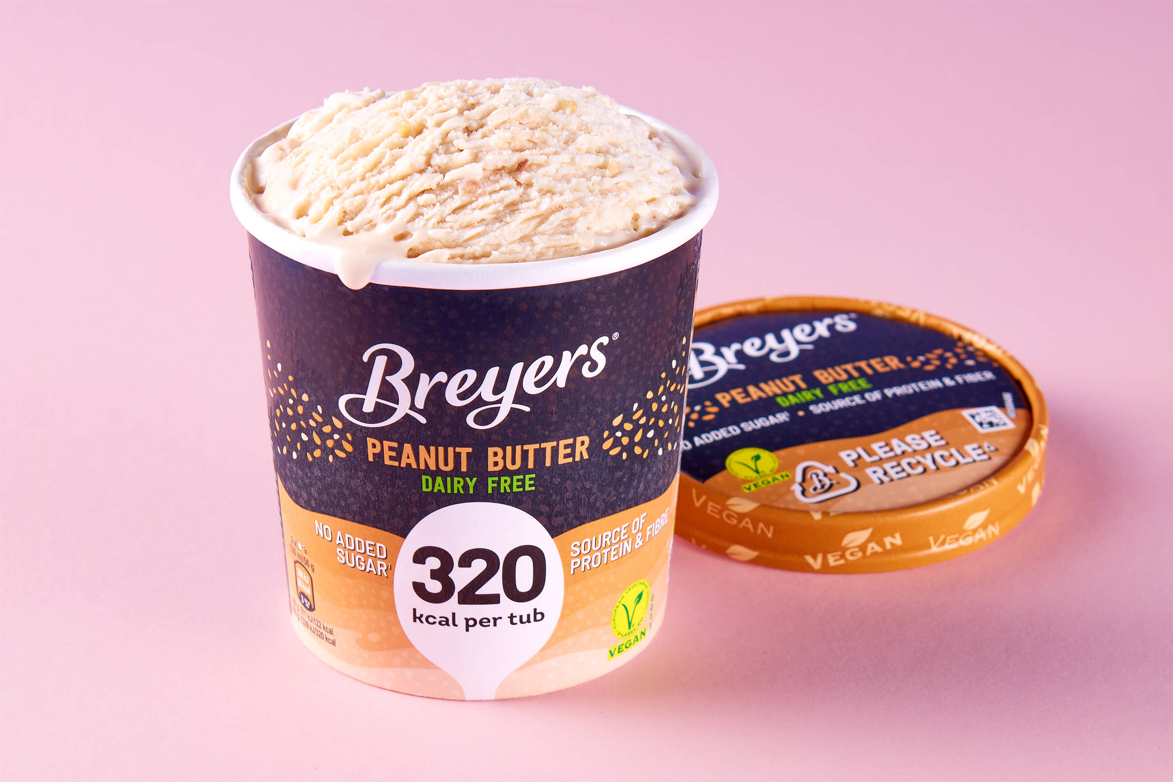 Ein offener Behälter mit Breyers veganer Eiscreme Peanut Butter. Auf hellrosa Untergrund im Verlauf.