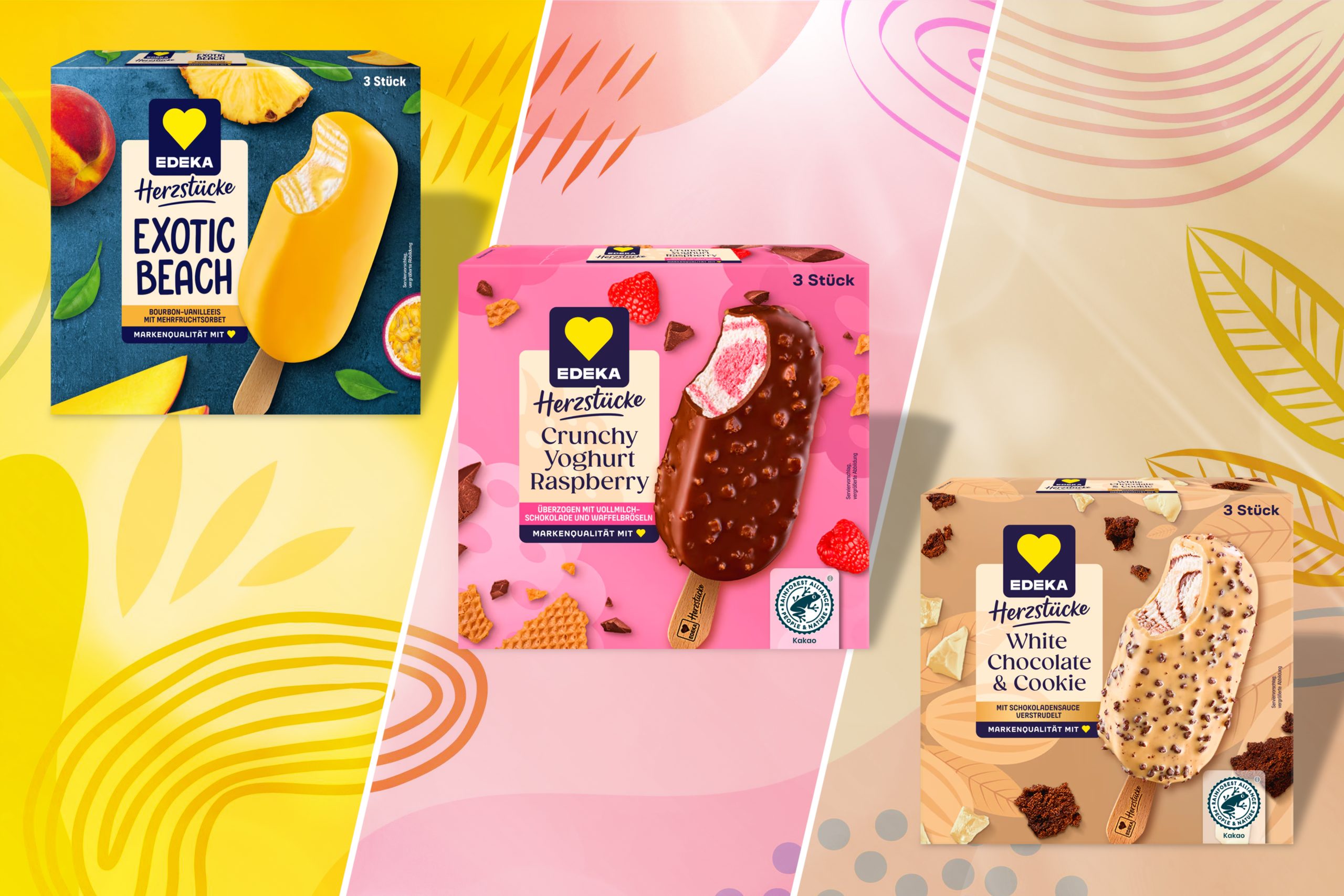 Drei Edeka Eiscreme-Verpackungen nebeneinander: Exotic Beach auf verspieltem, bemaltem Hintergrund in gelb, Crunchy Yoghurt Raspberry auf verspieltem, bemaltem Hintergrund in rosa und White Chocolate & Cookie auf verspieltem, bemaltem Hintergrund in beige und hellbraun. Diagonal voneinander getrennt.