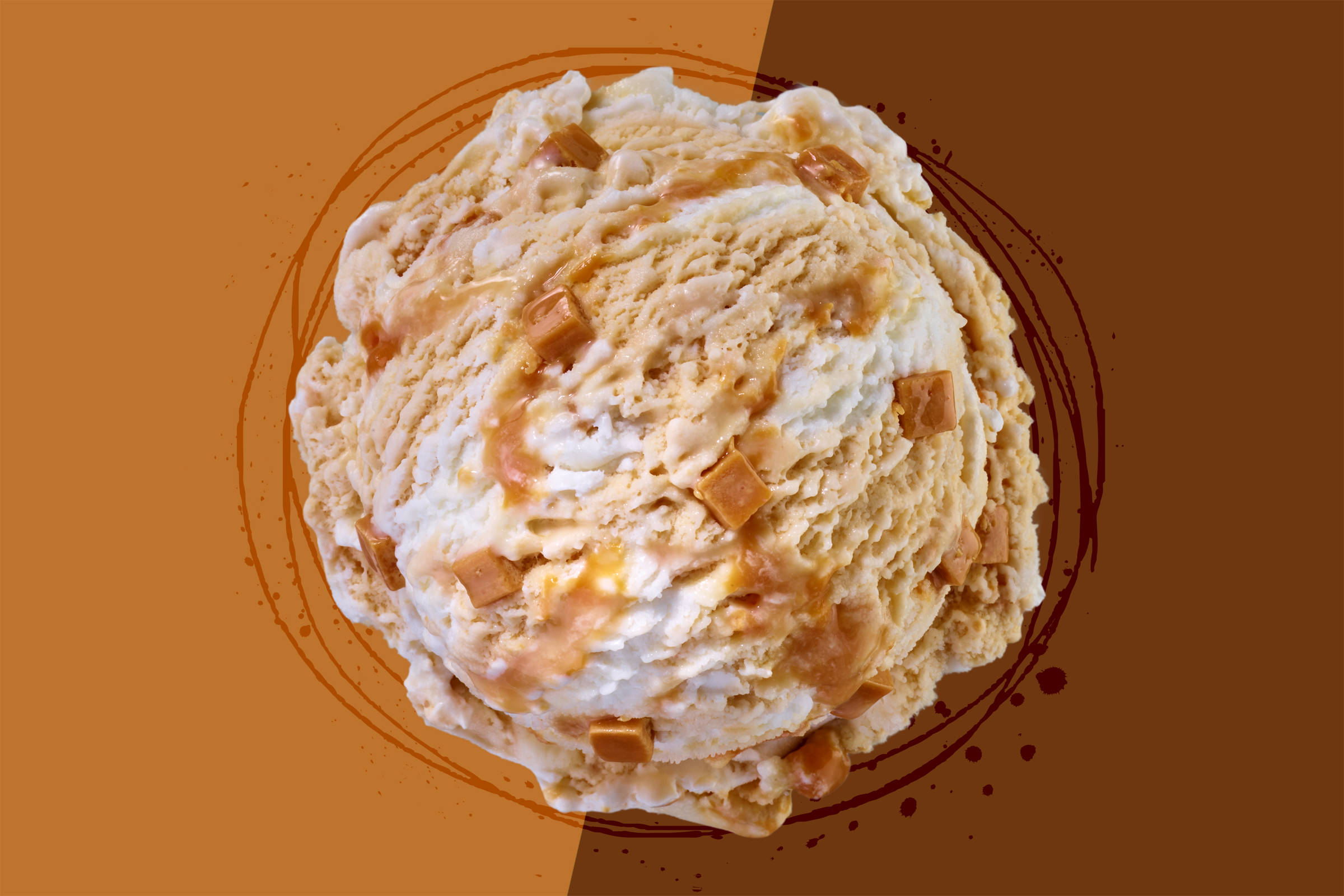 Eine Kugel Eis auf farbigem Hintergrund - links beige, rechts braun - von einer Diagonalen getrennt. Dekorative, verspielte Kreiszeichnungen verbinden die verschiedenen Farbtöne und nehmen die Farbe der Kugel Eis wieder auf. Die Eiskugel selbst besteht aus zwei Sorten, die Karamellstückchen enthalten.