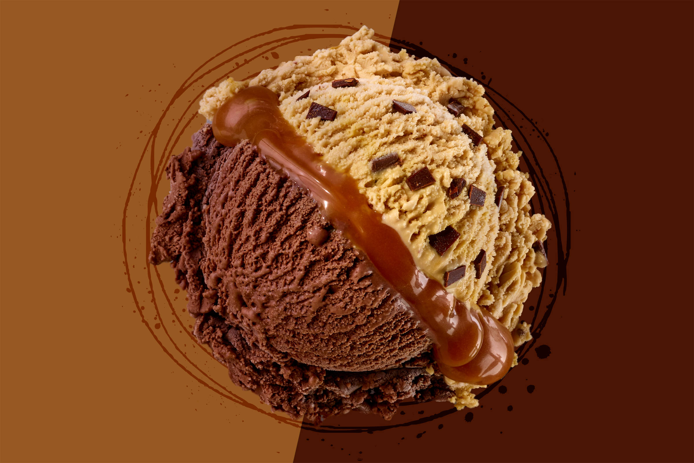 Eine Kugel Eis auf farbigem Hintergrund - links helles braun, rechts dunkelbraun - von einer Diagonalen getrennt. Dekorative, verspielte Kreiszeichnungen verbinden die verschiedenen Farbtöne und nehmen die Farbe der Kugel Eis wieder auf. Das Eis besteht aus zwei unterschiedlichen Hälften.