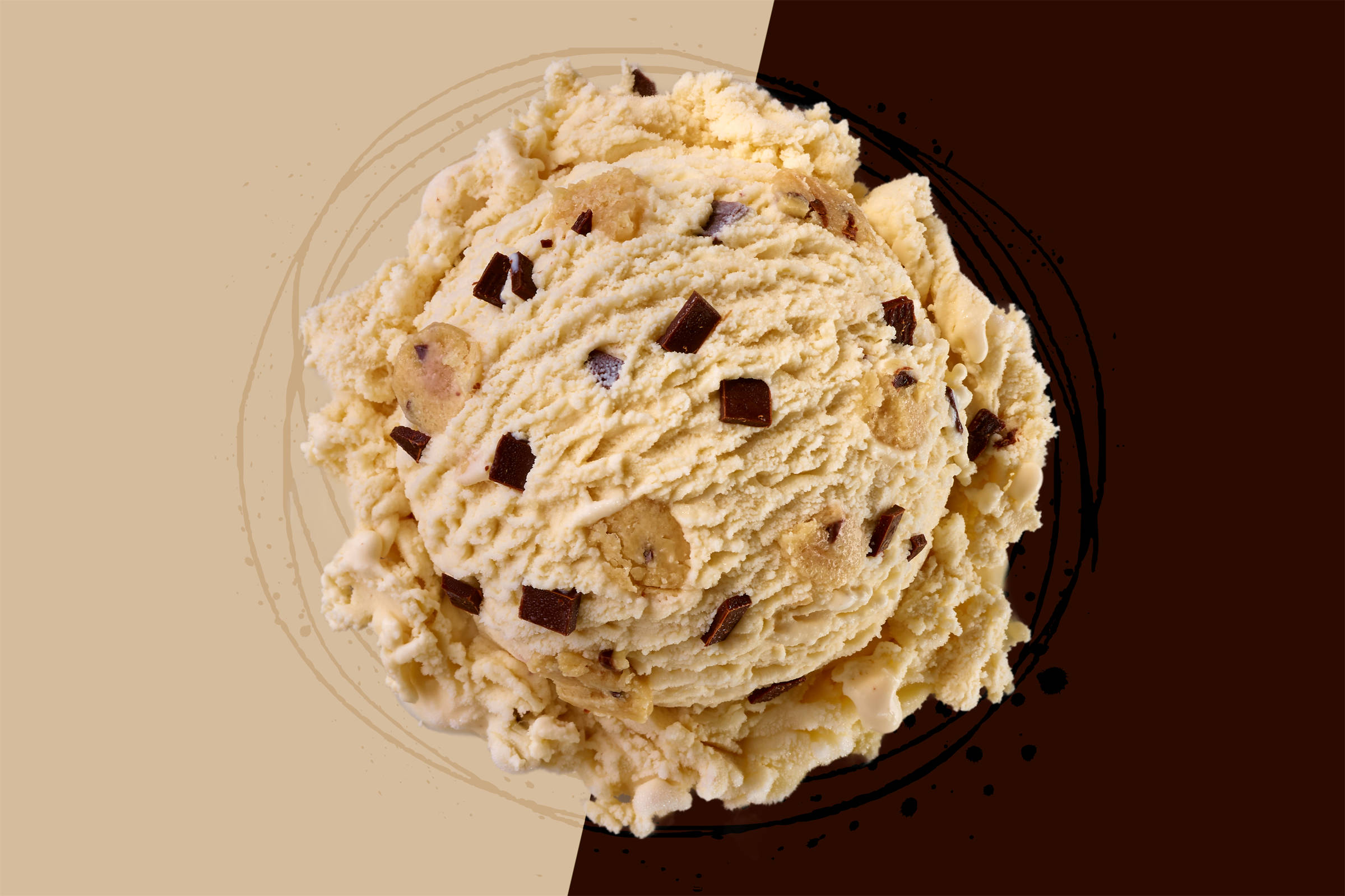 Eine Kugel Eis mit Schokoladenstückchen auf farbigem Hintergrund - links beige, rechts braun - von einer Diagonalen getrennt. Dekorative, verspielte Kreiszeichnungen verbinden die verschiedenen Farbtöne und nehmen die Farbe der Kugel Eis wieder auf.