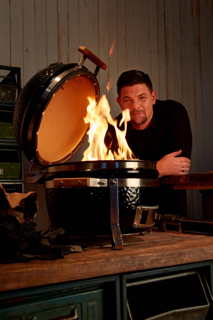 Tim Mälzer mit brennendem Grill