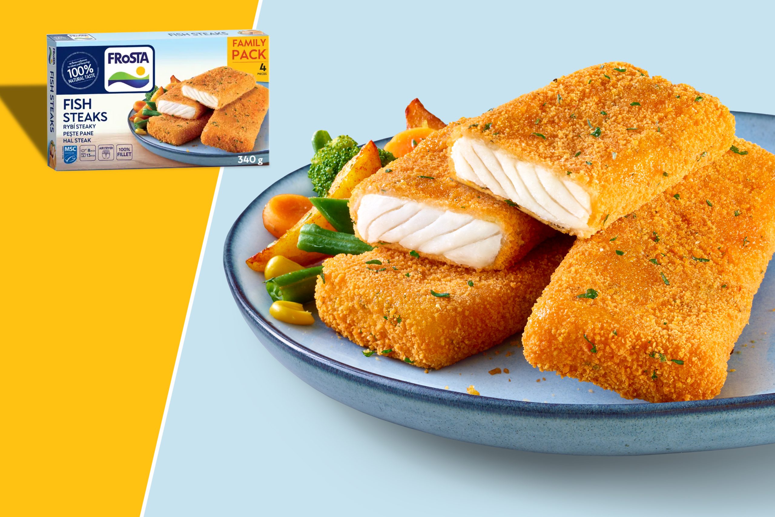 Frosta Fish Steaks Family Pack: rechts ein Foto der Fischstäbchen auf hellblauem Teller und hellblauem Grund, links eine Abbildung der Verpackung auf gelbem Grund durch eine weiße Diagonale abgetrennt.