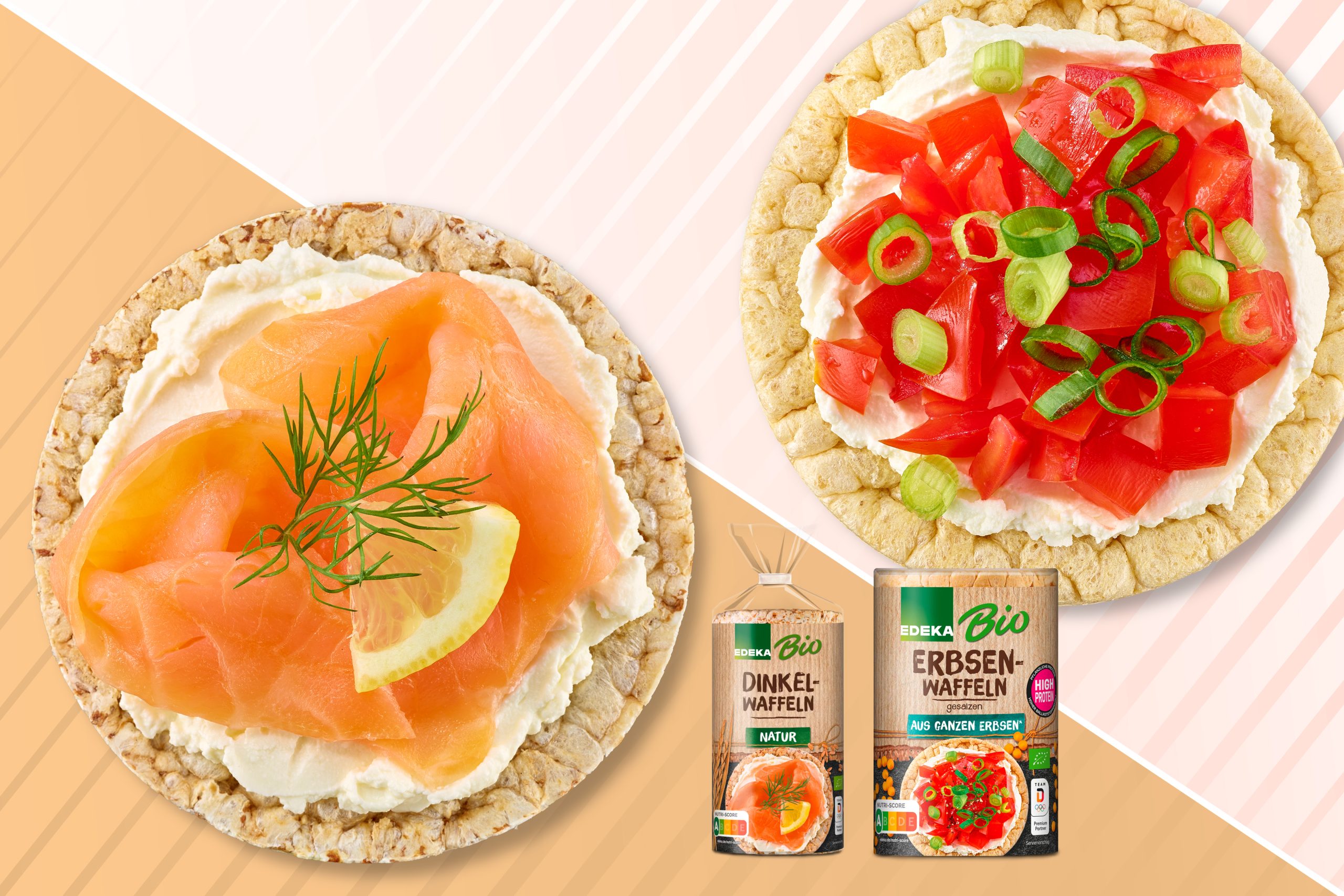 Zwei Waffeln mit Belag(1x Frischkäse mit geräuchertem Lachs, Zitrone und Dill und 1x Frischkäse mit Paprikaschotenstückchen und Frühlingszwiebelringen) auf gestreiftem Untergrund. Daneben 2 Verpackungen: Dinkelwaffeln und Erbsenwaffeln.