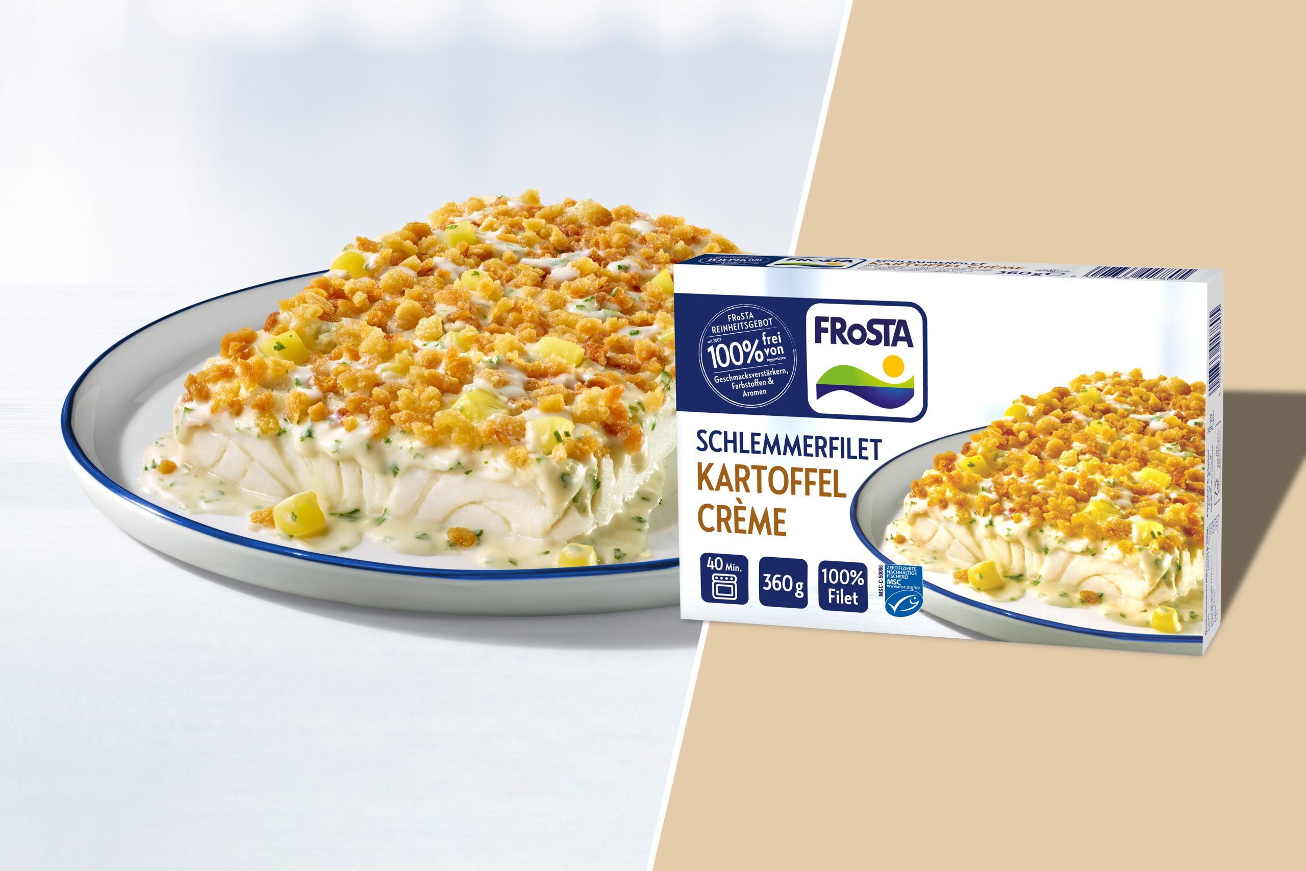 Frosta Schlemmerfilet Kartoffel Crème Fischfilet auf weißem Teller vor weißem Backdrop, daneben die Verpackung auf beigem Grund.