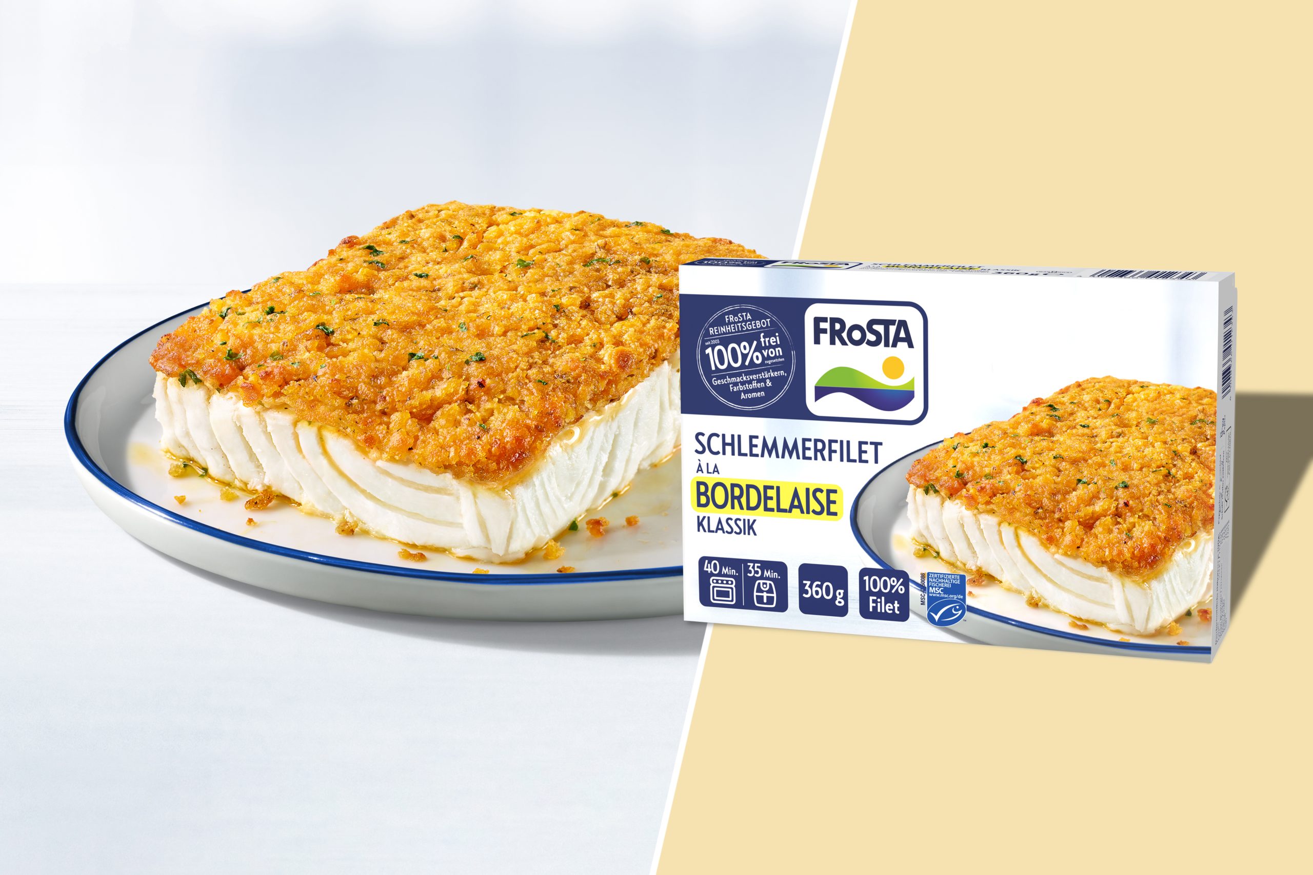 Frosta Schlemmerfilet à la Bordelaise Fischfilet auf weißem Teller vor weißem Backdrop, daneben die Verpackung auf beigem Grund.